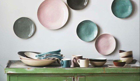 Pat Henkie pakt bord van de muur